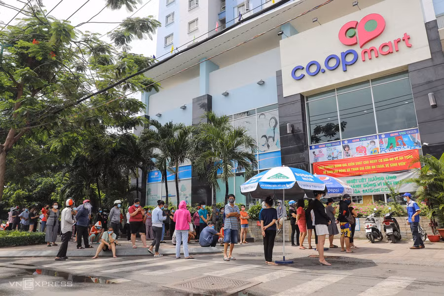 Tương tự, tại siêu thị Co.op mart trên đường Chu Văn An (quận Bình Thạnh), từ sáng sớm 14/7 đã có hàng trăm người xếp hàng chờ vào trong mua sắm. Nguồn: VNE.