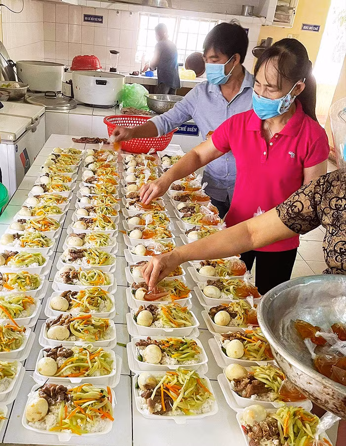 Ngoài Minh Trí, ngày 28/7 có thêm rất nhiều những hình ảnh ấn tượng ghi lại hành động ấm áp người dân cả nước đang chung sức chống dịch Covid-19. Trong ảnh: Các thầy cô giáo tại bếp ăn trường mầm non 24/3 đang thực hiện việc chia cơm cho khu cách ly Trung tâm y tế huyện Sơn Hòa, tỉnh Phú Yên. Nguồn: VNN.