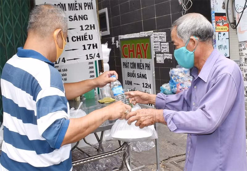 Quán cơm chay Bình An, số 49 đường Ngô Quyền, Quận 10 phát cơm miễn phí cho người nghèo, người lao động tự do gặp khó khăn. Nguồn: hcmcpv.org.vn.