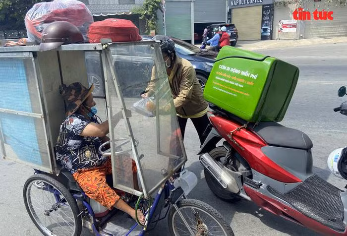 Hàng ngàn suất cơm miễn phí đã và đang được các tình nguyện viên chở đi phân phát cho người nghèo trên khắp các nẻo đường ở TP Hồ Chí Minh. Nguồn: Báo Tin tức.
