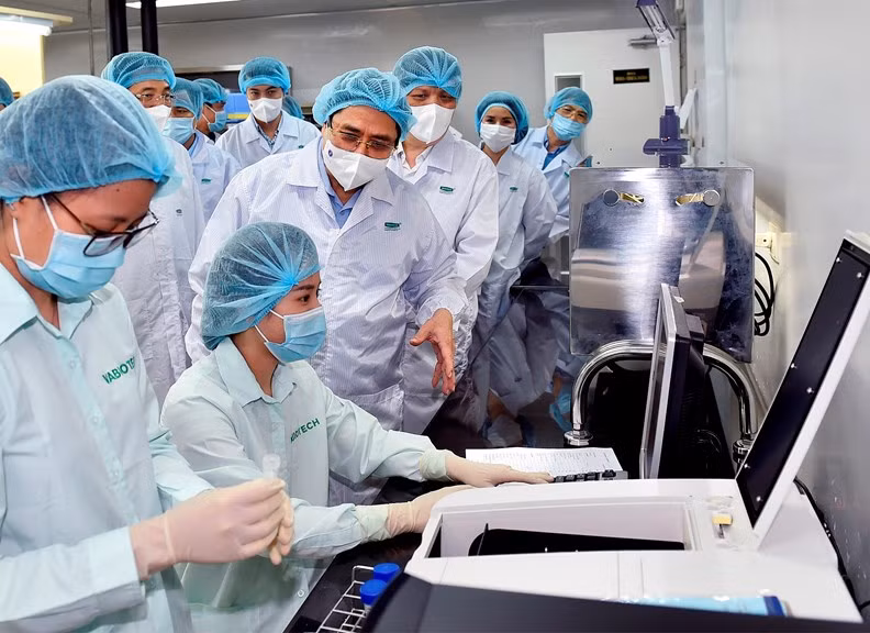 Thủ tướng Phạm Minh Chính thăm hỏi, động viên các các bộ đang làm việc tại Viện Vệ sinh dịch tễ Trung ương và Công ty VABIOTECH. Nguồn: VGP.