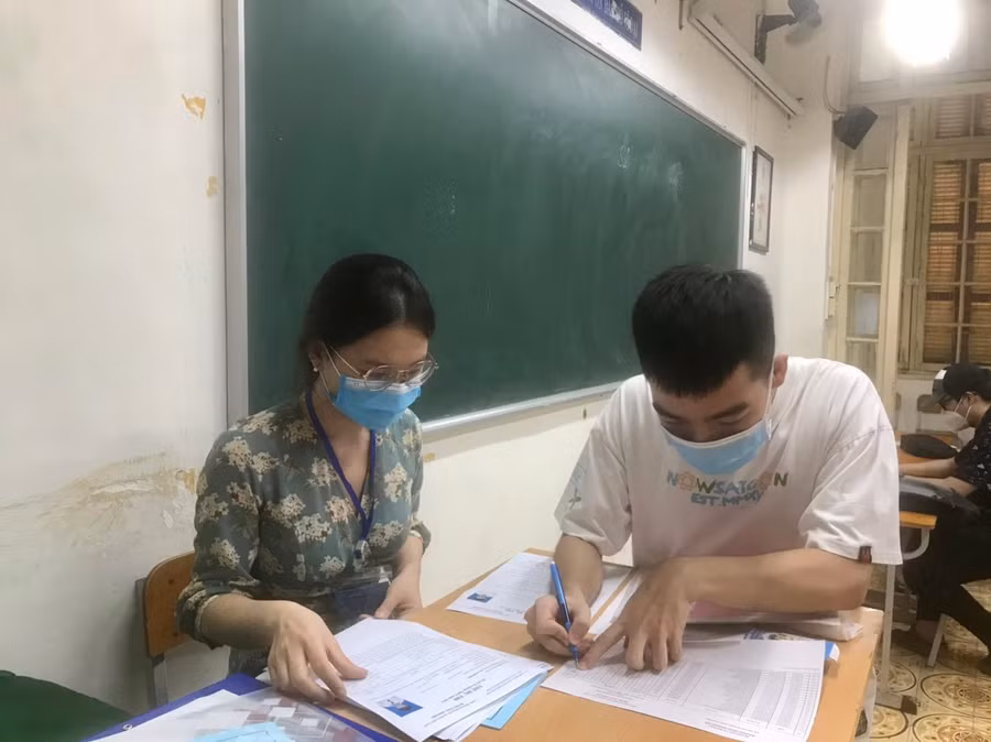 Từng thí sinh lên kiểm tra lại thông tin và ký vào danh sách phát thẻ dự thi để hoàn thành thủ tục đăng ký dự thi.