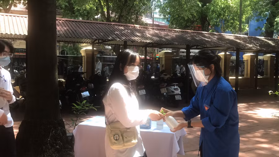 Sau khi đo thân nhiệt, học sinh được rửa tay sát khuẩn.