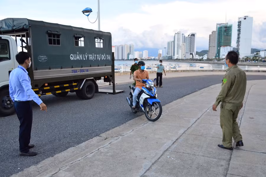 Lực lượng chức năng của TP. Nha Trang kiểm tra một người dân ra đường trong thời điểm thành phố đang thực hiện giãn cách xã hội theo Chỉ thị 16. Ảnh: Báo Khánh Hòa.