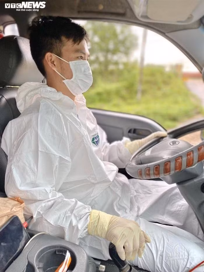 Nam sinh Kon Tum hơn nửa tháng lái xe xuyên đêm chở rau củ hỗ trợ TPHCM. Trong ảnh: Tống Nguyễn Duy Thanh xung phong lái xe chở rau củ vào hỗ trợ TPHCM. Nguồn: VTC.