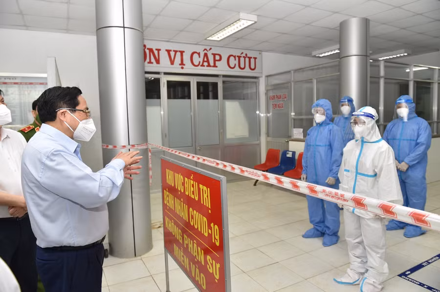 Thủ tướng thăm Bệnh viện Đa khoa huyện Tân Trụ, nơi được chuyển đổi thành Bệnh viện Dã chiến số 2 tại Long An với quy mô 100 giường. Ảnh: VGP/Nhật Bắc.