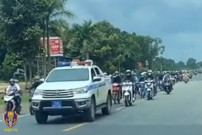 CSGT dẫn đường, "hộ tống" hàng nghìn phương tiện nối đuôi về quê chống dịch. Ảnh: Ảnh: CSGT.