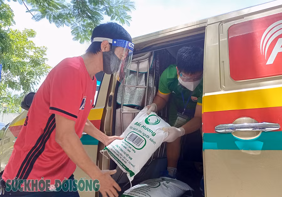 Những hạt gạo nghĩa tình đến với người dân mùa dịch. Trong ảnh: Ở khu chung cư Ecohome 2 (đang phải thực hiện giãn cách xã hội, phòng, chống dịch), mỗi hộ dân được 10 kg gạo do chủ đầu tư hỗ trợ tổng 10 tấn gạo. Nguồn: SKĐS.