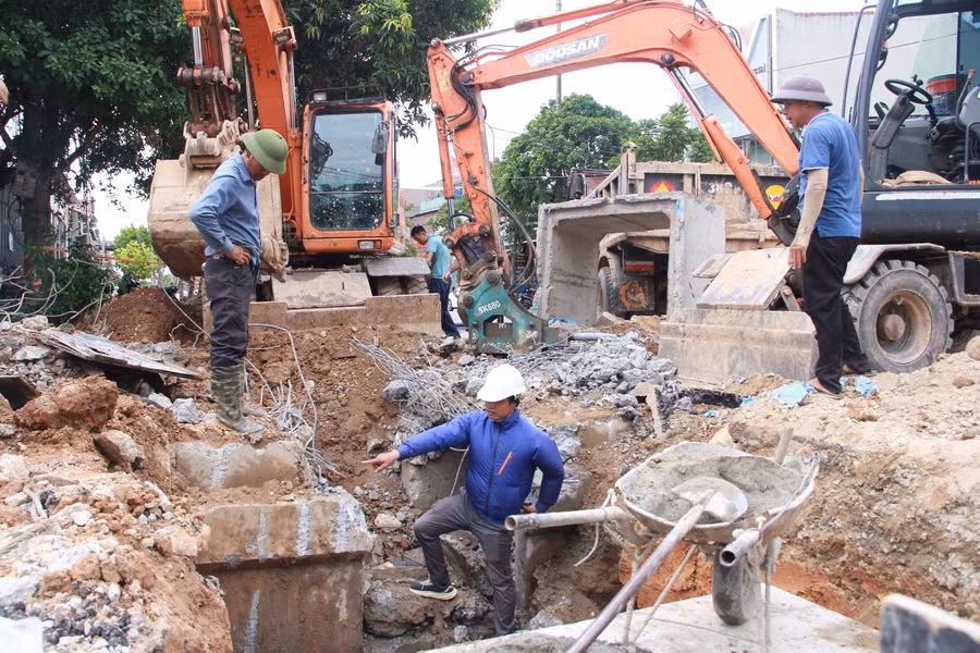 Một ý tưởng táo bạo của UBND TP Hà Tĩnh là “lật tung” hệ thống thoát nước cũ ở các tuyến đường trung tâm để thay hệ thống mới. Đây là việc làm khó khăn bởi đây không chỉ tập trung nhiều cơ quan, đơn vị hành chính mà là nơi có nhiều loại hình thương mại, dịch vụ và là điểm nhấn cảnh quan của tỉnh.