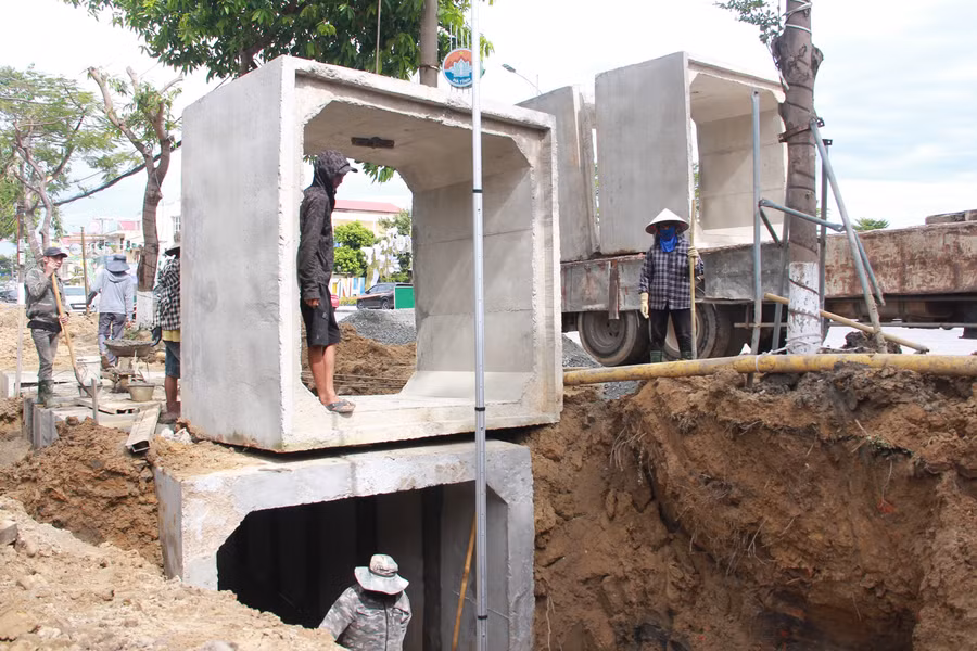 Năm 2023, TP Hà Tĩnh thực hiện việc đồng loạt nâng cấp hạ tầng gắn với các tuyến đường khu vực trung tâm, xử lý việc thoát nước, ngầm hóa hạ tầng đô thị.