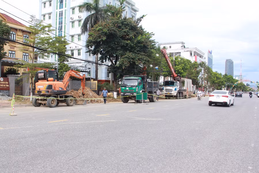 Đường Phan Đình Phùng là một trong những tuyến đường có lịch sử hình thành lâu đời nhất trên địa bàn thành phố Hà Tĩnh, đóng vai trò “xương sống” nối từ quốc lộ 1 đến khu trung tâm hành chính của tỉnh và các khu dân cư. Được đầu tư xây dựng từ những năm 1990, sau hơn 30 năm hoạt động, hệ thống thoát nước ở tuyến đường này đã không còn có thể "chịu tải".