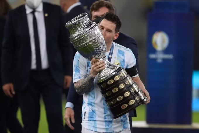 Messi cùng đội tuyển Argentina vô địch Copa America 2021 tại Brazil. Messi cùng đội tuyển Argentina vô địch Copa America 2021 tại Brazil.