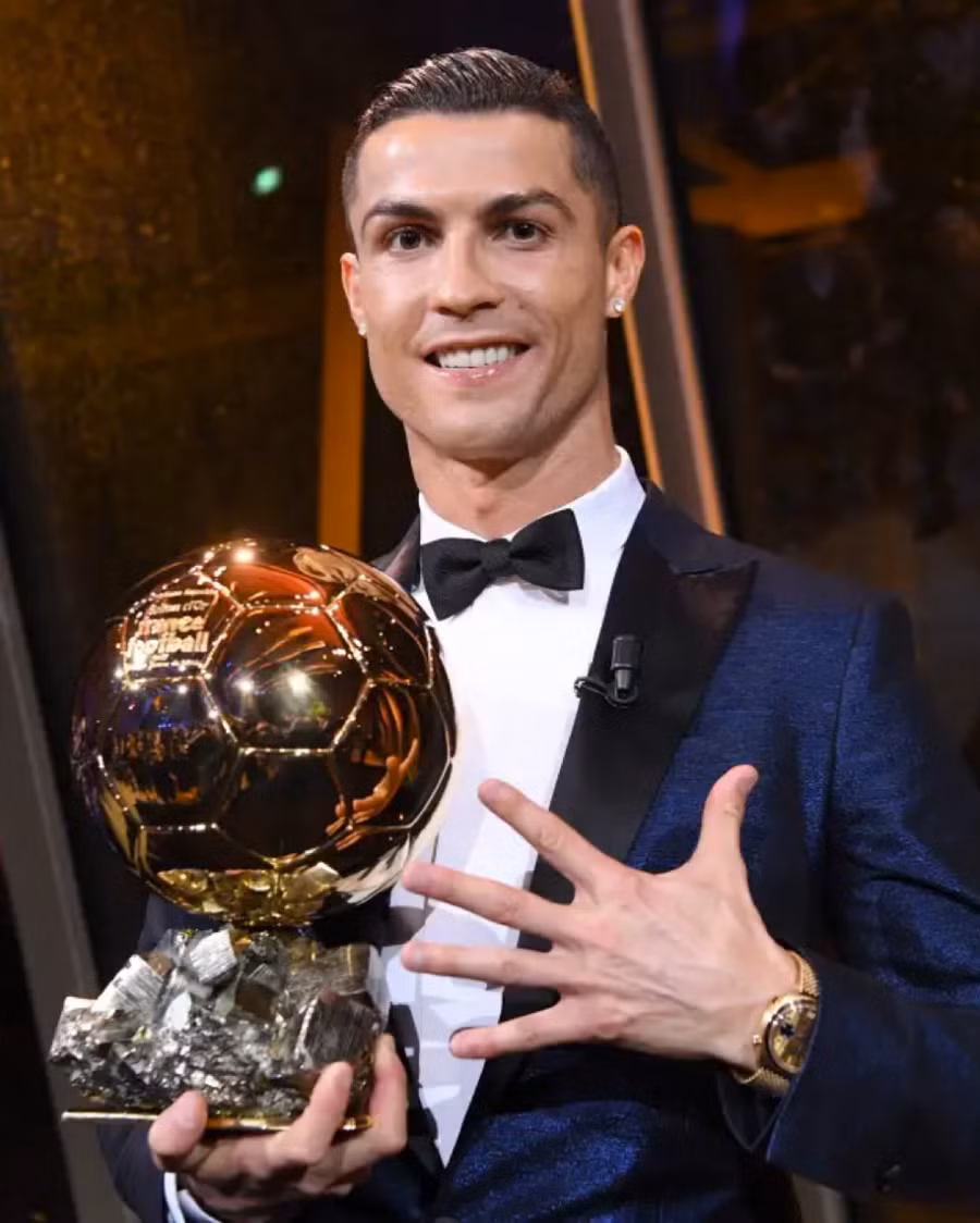 Ronaldo đang sở hữu 5 Quả bóng Vàng.