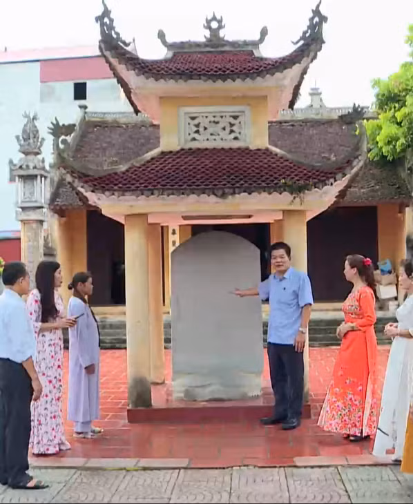 Tấm bia đá trước đền thờ quan Trạng. Tấm bia đá trước đền thờ quan Trạng.