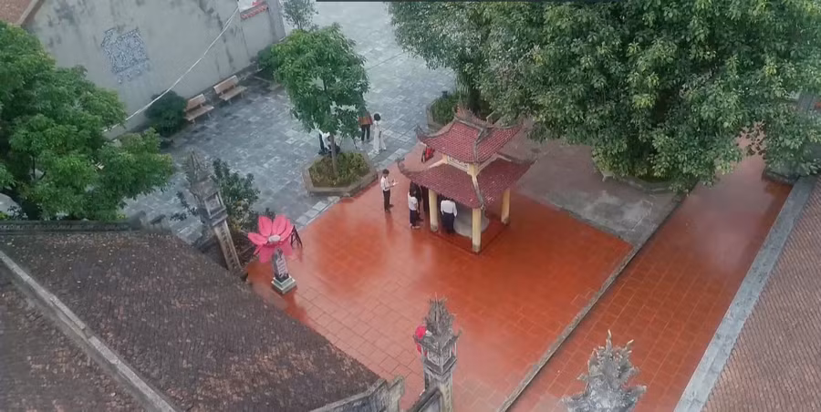 Đền thờ Trạng nguyên Đỗ Thế Diên nhìn từ trên cao. Đền thờ Trạng nguyên Đỗ Thế Diên nhìn từ trên cao.