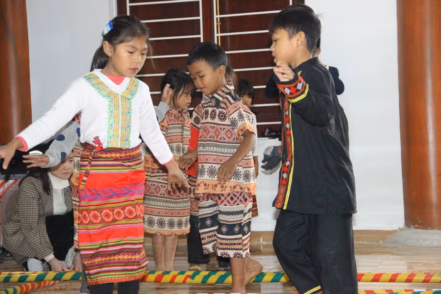Giáo viên và học sinh người dân tộc Chứt biểu diễn văn nghệ vui Tết Chăm Cha Bới.