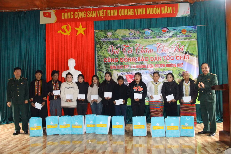 Bộ đội biên phòng cùng chính quyền địa phương, các tổ chức, doanh nghiệp tặng quà mang cái Tết đầy đủ, ấm cúng đến người Chứt.
