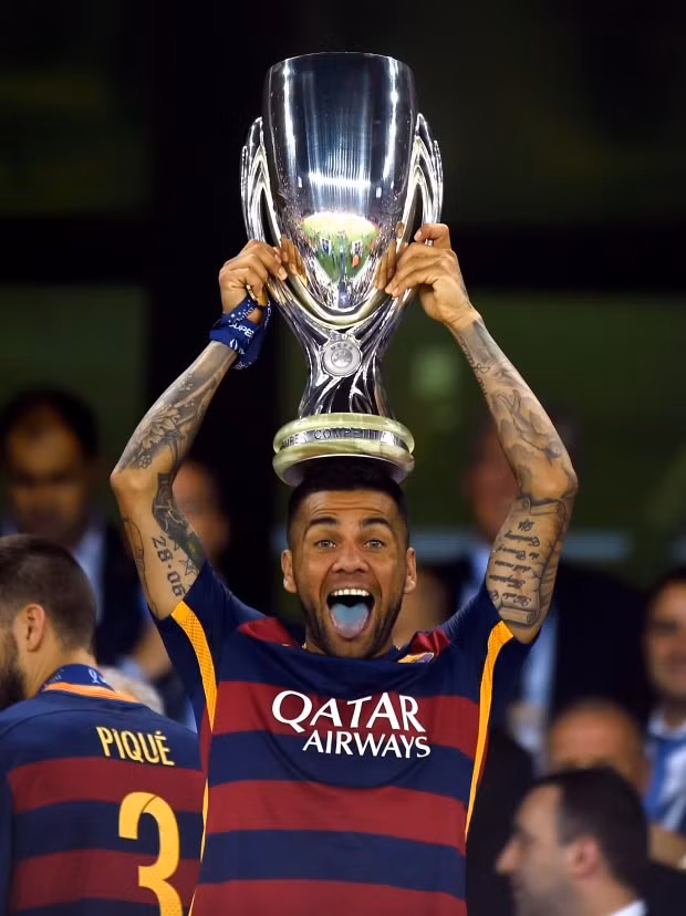 Alves là ngôi sao giàu thành tích tập thể thứ hai lịch sử bóng đá, chỉ kém siêu sao Lionel Messi. Alves là ngôi sao giàu thành tích tập thể thứ hai lịch sử bóng đá, chỉ kém siêu sao Lionel Messi.