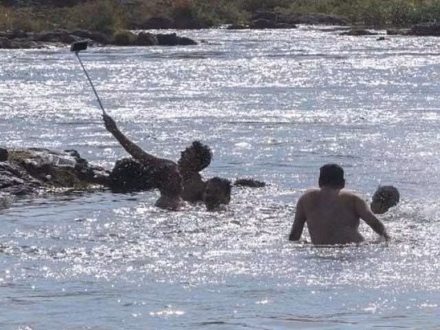 Nữ sinh ngã từ tầng 17 tòa nhà khi đang selfie ảnh 1 Nu sinh nga tu tang 17 toa nha khi dang selfie hinh anh 2