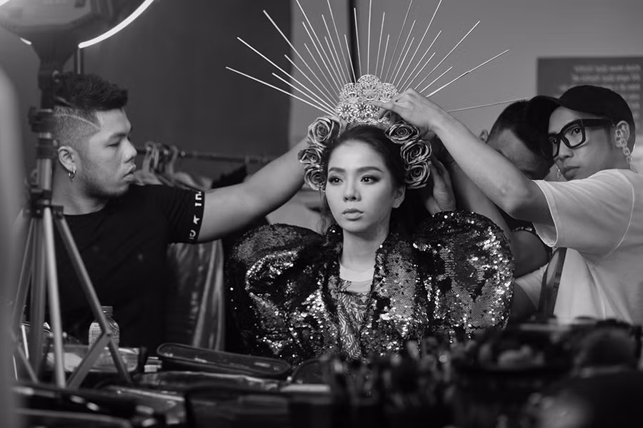Lệ Quyên huy động hàng trăm tấn phụ kiện quay teaser