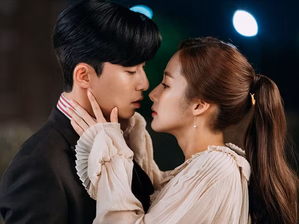 Phát hiện bức ảnh trai lạ bạn gái giấu dưới gối, chàng trai tá hỏa khi sự thật được bật mí-2
