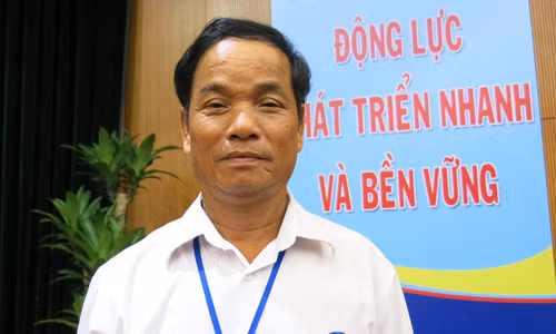 Nông dân tự chế máy cày từ mảnh bom