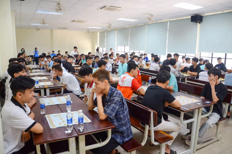 Giải đấu thu hút hơn 120 vận động viên tham gia, qua đó tạo nên sân chơi bổ ích, lành mạnh cho sinh viên ĐH Huế. Giải đấu thu hút hơn 120 vận động viên tham gia, qua đó tạo nên sân chơi bổ ích, lành mạnh cho sinh viên ĐH Huế.