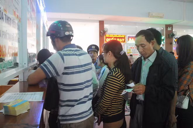 Nhà xe này còn sự dụng facebook "rao" bán vé Tết khiến dòng người không ngừng đổ về tranh thủ mua vé Tết. Ảnh: Nhiệt Băng