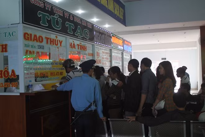 Bảo vệ được huy động giữ gìn an ninh trật tự trước tình trạng chen lấn nhau mua vé. Ảnh: Nhiệt Băng
