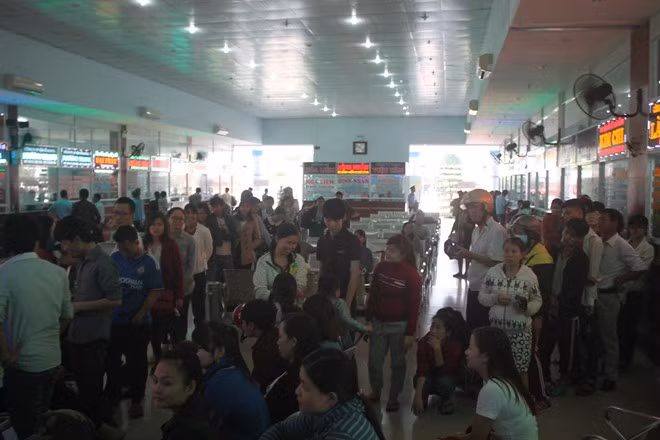 Đà Nẵng: Người dân chen lấn mua vé xe Tết vì nhà xe giảm giá vé ảnh 1