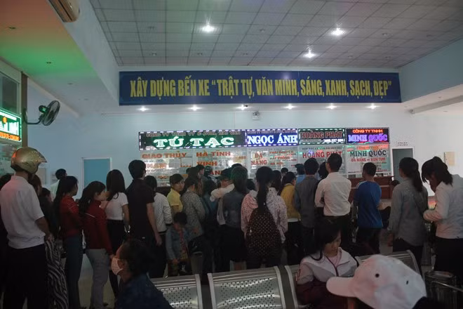 Lý do của tình trạng này là do nhà xe Tú Tạc bán vé xe Tết một số tuyến giảm từ từ 10-20 nghìn đồng/vé so với năm ngoái. Ảnh: Nhiệt Băng
