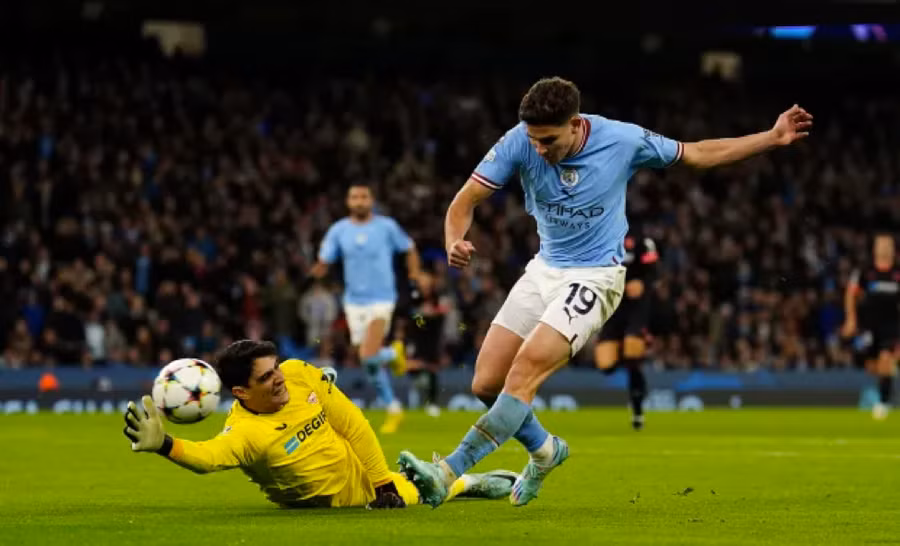 Julian Alvarez ghi bàn và 2 kiến tạo cho Man City ở lượt cuối vòng bảng Champions League.