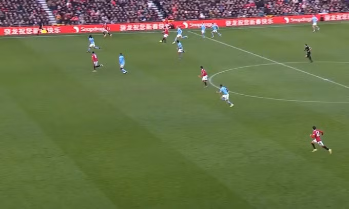 Rashford rõ ràng việt vị khi Casemiro thực hiện đường chuyền...