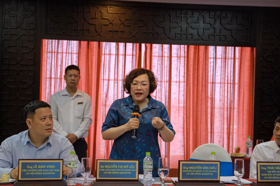 Bà Nguyễn Thị Mỹ Lộc - Chủ tịch hội đồng chức danh giáo sư ngành giáo dục học, Ủy viên hội đồng Quốc gia Giáo dục và Phát triển nhân lực trao đổi về giáo dục bắt buộc đối với giáo dục tiểu học.