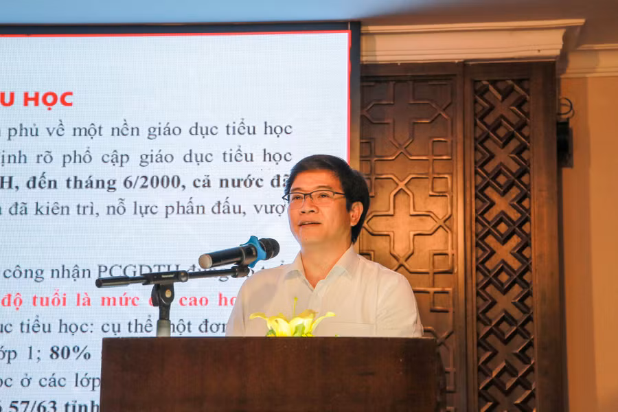 TS. Thái Văn Tài, Vụ trưởng Vụ Giáo dục Tiểu học, Bộ GD&amp;ĐT trình bày tham luận: "Cơ sở pháp lý, thực trạng và các điều kiện đảm bảo thực hiện Giáo dục bắt buộc đối với giáo dục tiểu học".