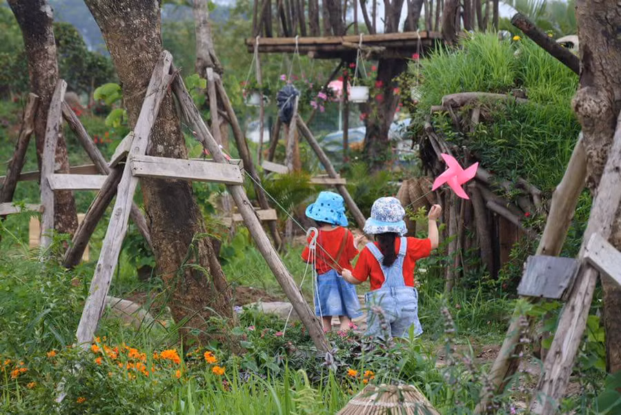 Công viên Mê cung và Hoa hồng, nơi được Nhà hát Kịch Việt Nam và Trà Thanh nhiệt lựa chọn làm điểm biểu diễn đang là điểm đến rất được các gia đình trẻ tại Hà Nội yêu thích và trải nghiệm không gian thiên nhiên, đồng quê giữa lòng thành phố