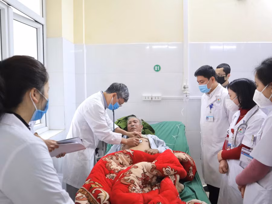 Đội ngũ y, bác sỹ bệnh viện luôn tận tâm với nghề.