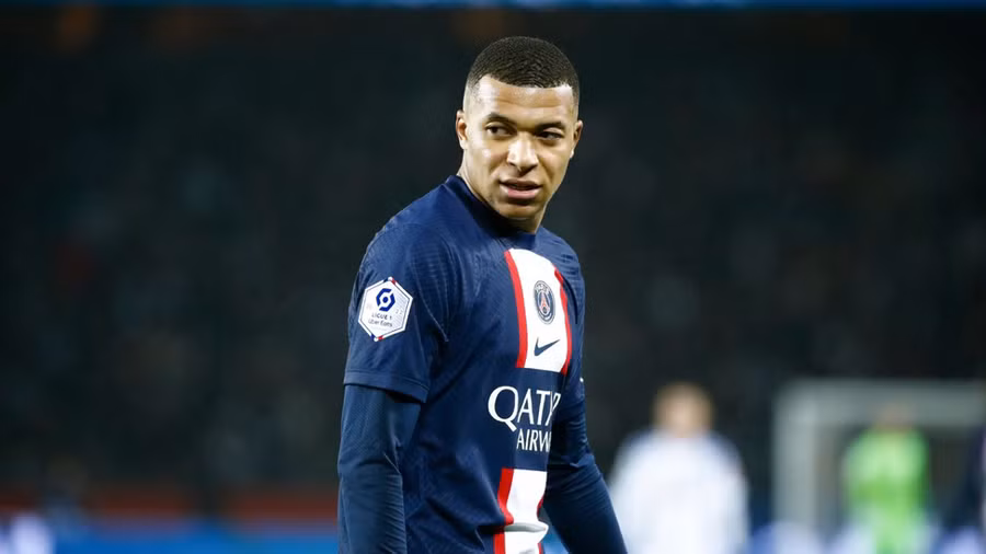 PSG loại Mbappe khỏi danh sách du đấu Nhật Bản và rao bán ngôi sao người Pháp.