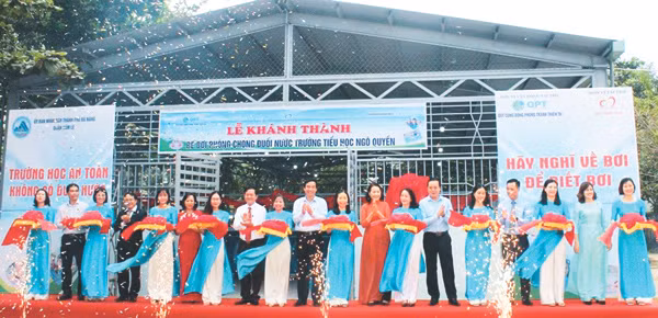 Quỹ Cộng đồng phòng tránh thiên tai trao tặng bể bơi cho trường tiểu học