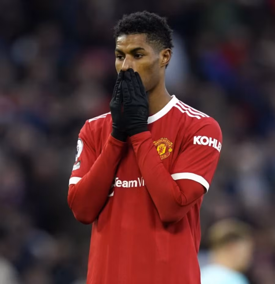 Rashford ngạc nhiên với hành động của đồng đội ở phút 95.