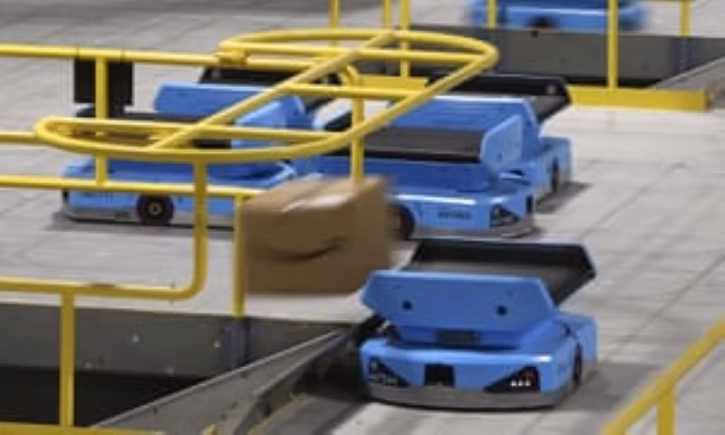 Robot vận chuyển hàng hóa trong kho của Amazon.