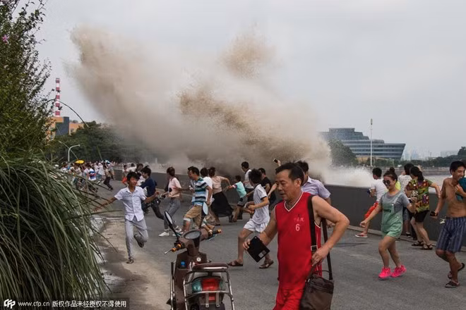 Sóng khổng lồ đập vào đê chắn ở TQ, du khách bỏ chạy 