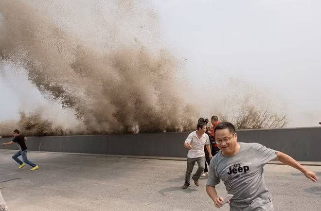 Sóng khổng lồ đập vào đê chắn ở TQ, du khách bỏ chạy 