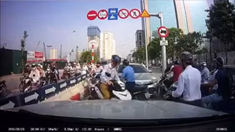 Xe may, o to rong ran di nguoc chieu giua duong pho Ha Noi - Anh 2