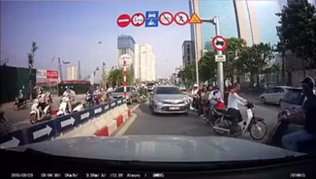 Xe may, o to rong ran di nguoc chieu giua duong pho Ha Noi - Anh 1