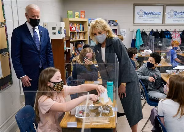 Jill Biden đến thăm Trường Utah khi Hoa Kỳ mở cửa trở lại các trường học. Ảnh: Independent