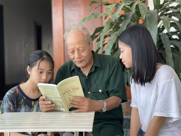 Cụ Trần Văn Dụ 81 tuổi vẫn miệt mài phát huy truyền thống làng hiếu học cho thế hệ trẻ.