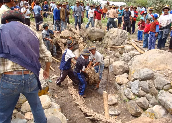 Bện thừng và kết cầu tinkuqchaka từng là việc chung của mỗi cộng đồng người Inca.
