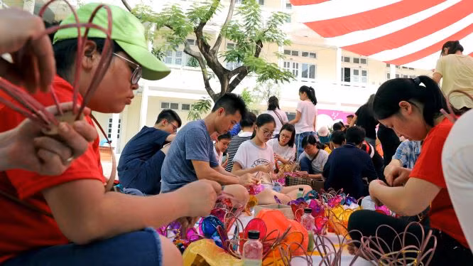 Nhóm thiện nguyện Tim Hồng hướng dẫn thiếu nhi và trẻ khuyết tật cùng làm đèn cù. Nhóm thiện nguyện Tim Hồng hướng dẫn thiếu nhi và trẻ khuyết tật cùng làm đèn cù.