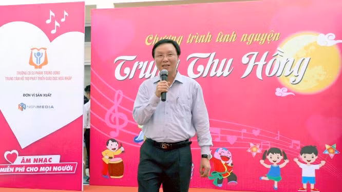 PGS. TS Trần Đình Tuấn khai mạc Chương trình "Trung Thu Hồng". PGS. TS Trần Đình Tuấn khai mạc Chương trình "Trung Thu Hồng".